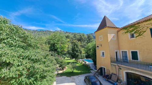 a building with a car parked next to a yard at Les chambres du Chateau de Fenestrelle in Aubagne