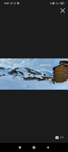 une capture d'écran d'un site web avec une photo d'un bâtiment dans l'établissement Appartement T2 Guzet Neige, à Ustou