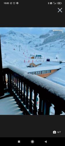 a view of a ski resort in the snow at Appartement T2 Guzet Neige in Ustou