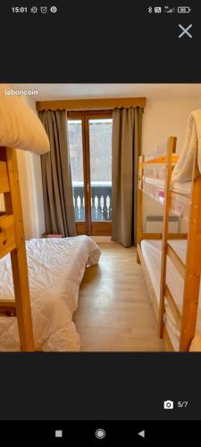 a bedroom with two bunk beds and a window at Appartement T2 Guzet Neige in Ustou