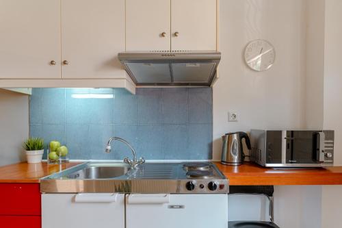 kuchnia ze zlewem i kuchenką mikrofalową w obiekcie A & D Houses w mieście Patras