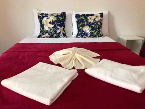 uma cama com toalhas brancas em cima em Pousada Chácara do Coqueiro em Barreirinhas