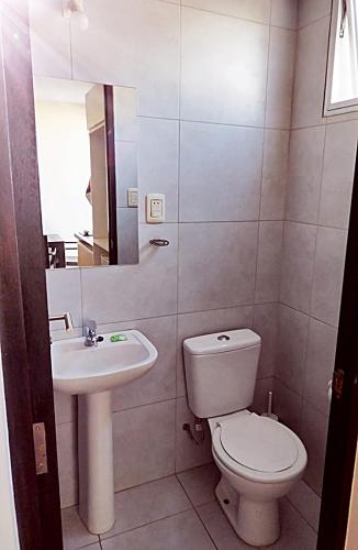 La salle de bains est pourvue de toilettes et d'un lavabo. dans l'établissement Monoambiente con espectacular vista, à Cochabamba