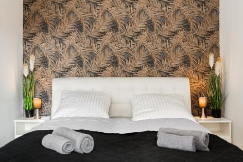 sypialnia z łóżkiem z dwoma ręcznikami w obiekcie Apartament Sienkiewicza Centrum w Gnieźnie