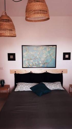 una camera con un letto con due cuscini sopra di Ampio e luminoso attico nel cuore di Bisceglie a Bisceglie