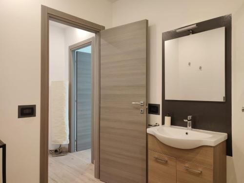 La salle de bains est pourvue d'un lavabo et d'un miroir. dans l'établissement Namavistu holiday house, à Catane