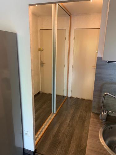 La salle de bains est pourvue d'une porte en verre et d'un lavabo. dans l'établissement magnifique studio à 2 mn de la mer, à Vallauris