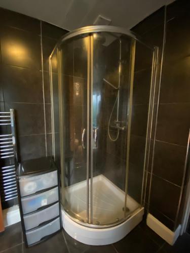 La salle de bains est pourvue d'une douche et d'une cabine de verre. dans l'établissement Medway Getaway - 3 Bed Home with Luxury Bathroom, à Chatham