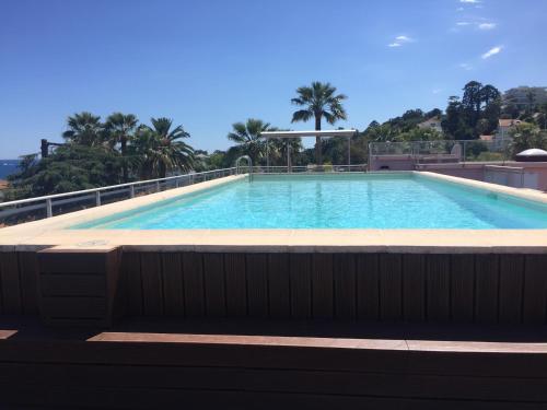 une grande piscine au sommet d'un immeuble dans l'établissement magnifique studio à 2 mn de la mer, à Vallauris