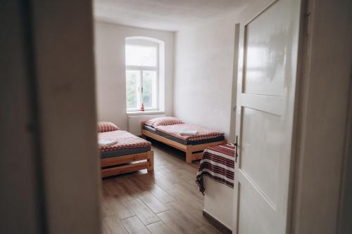 a room with two chairs and a window at Usedlost Jindřichovice 