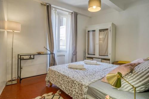 une chambre avec un lit et une fenêtre dans l'établissement TYPIQUE - 2 bedrooms,Typical apartment-Old town Nice, à Nice