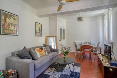 un salon avec un canapé et une table dans l'établissement TYPIQUE - 2 bedrooms,Typical apartment-Old town Nice, à Nice