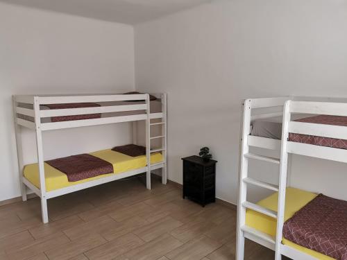 Zimmer mit 2 Etagenbetten in einem Zimmer in der Unterkunft Casa Crevatini in Koper