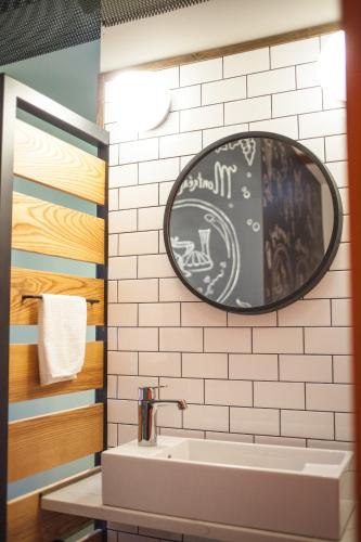 a bathroom with a sink and a mirror at Le Bed & Cocktail - Appartement sur l'Avenue du Mont-Royal in Montreal