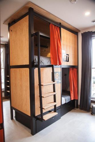 a bunk bed with a ladder in a room at Le Bed & Cocktail - Appartement sur l'Avenue du Mont-Royal in Montreal