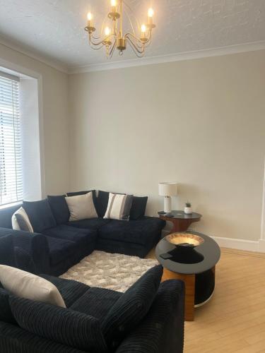 Ruang duduk di 1L Albert Place Maddiston Road Brightons Falkirk FK2 0JX