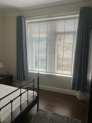 Katil atau katil-katil dalam bilik di 1L Albert Place Maddiston Road Brightons Falkirk FK2 0JX