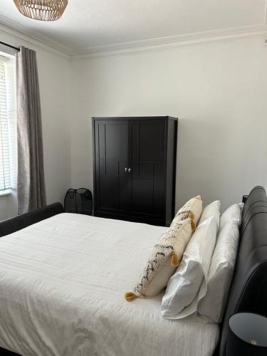 Katil atau katil-katil dalam bilik di 1L Albert Place Maddiston Road Brightons Falkirk FK2 0JX