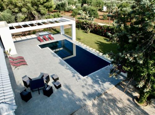 an overhead view of a swimming pool with tables and chairs at Villa Kalorama-private pool & Hot Tub in San Vito dei Normanni