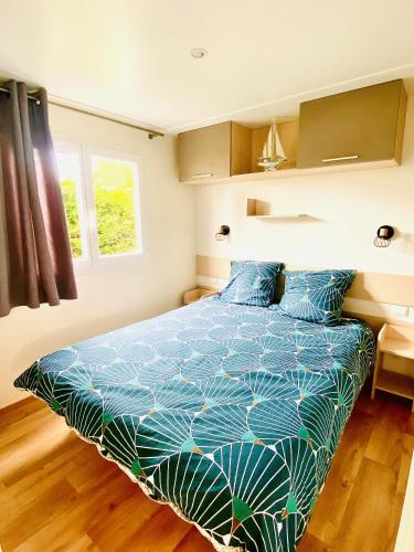 Кровать или кровати в номере Évasion océanique : Mobil-home dans un camping 4* à 50m de l'océan