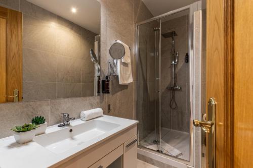 a bathroom with a sink and a shower at BNBHolder Apartamentos en Sol Superior 2 in Madrid