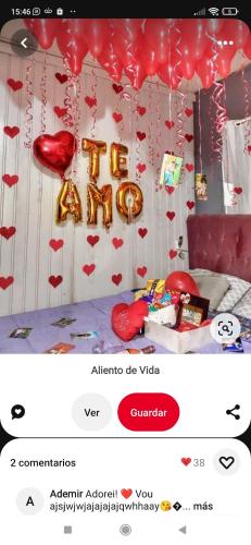 a post with a sign that says the kiss and red hearts at Departamento para parejas in Guayaquil