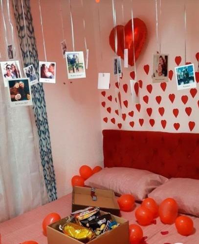 Habitación con cama y mesa con globos en Departamento para parejas en Guayaquil