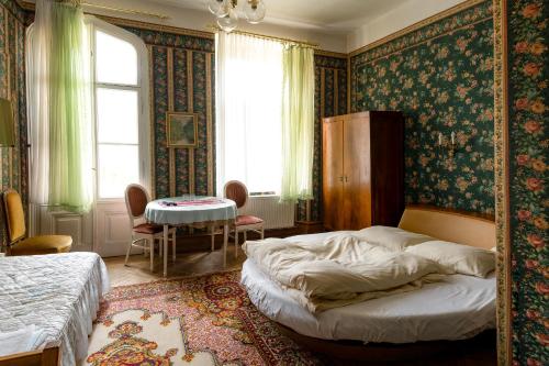 Un dormitorio con una cama y una mesa. en Pension Zámek Rudník en Rudník