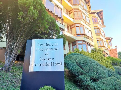 格拉玛多Suíte 453 Wish Serrano Resort Gramado的大楼前的标志