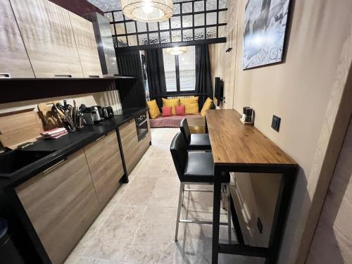 uma cozinha com um balcão e uma mesa num quarto em LE PECHEUR DE CASSIS em Cassis