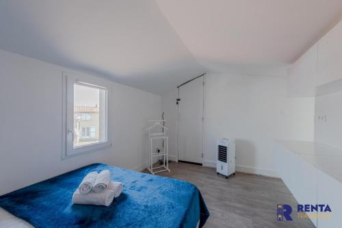 1 dormitorio con 1 cama con 2 toallas en L'Etang WIFI Near the sea en Leucate
