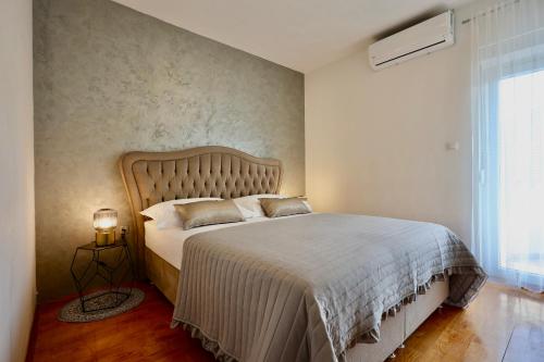 um quarto com uma cama grande num quarto em Holiday Home TiA em Split