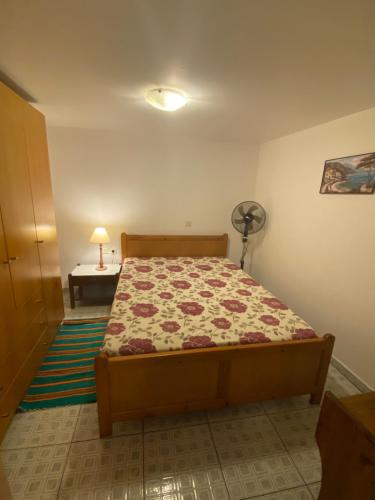 - une chambre avec un lit et une table avec une lampe dans l'établissement Sea view apartament Psalidi, à Kos