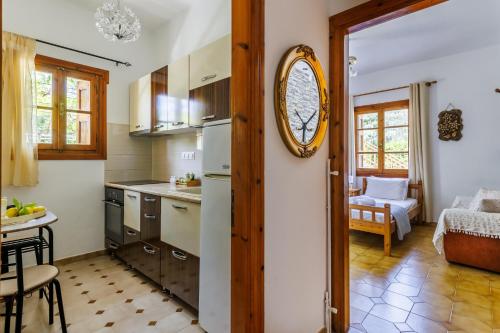una cucina e un soggiorno con tavolo e sedie di Panagou Studios a Skopelos Town