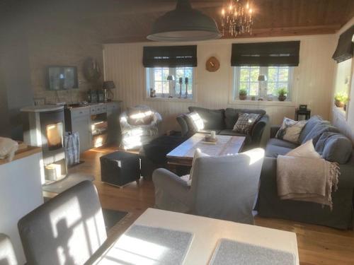 uma sala de estar com um sofá e uma mesa em Spurveslottet - cabin by the amazing Trollheimen 
