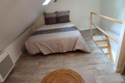 - une chambre avec un lit et un escalier dans l'établissement Appartement hyper centre Mayenne, à Mayenne