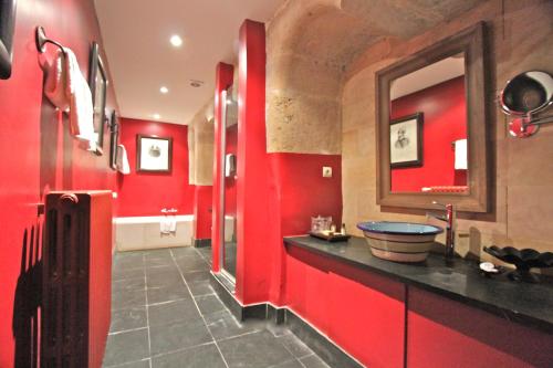 A bathroom at Posada Real Castillo del Buen Amor