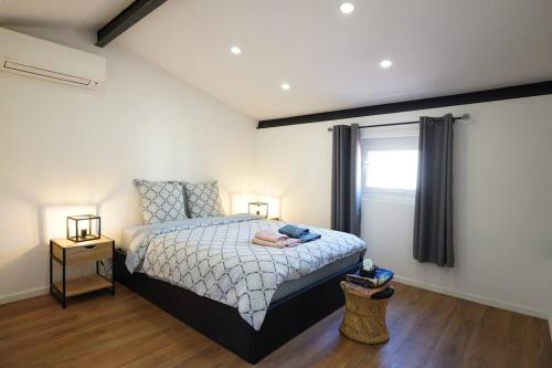 une chambre avec un lit et une fenêtre dans l'établissement F2 Type LOFT à Ajaccio, à Ajaccio