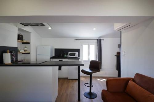 une cuisine et un salon avec une table et un canapé dans l'établissement F2 Type LOFT à Ajaccio, à Ajaccio