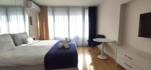 um quarto com uma cama com um urso de peluche em Orbi-city Batumi Apartments em Batumi