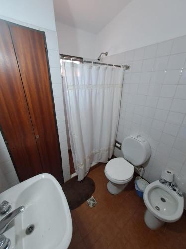 Un baño con lavabo, inodoro y ducha. en Las lavandas del colibrí, en Alpa Corral