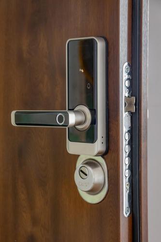a door handle with a cell phone sticking out at Apartament Alpaka 1 in Lidzbark Warmiński