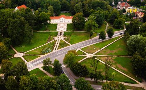 an aerial view of a road in a park at Apartament Alpaka 1 in Lidzbark Warmiński