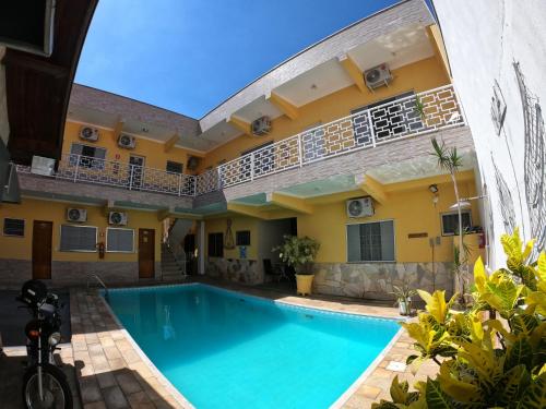 a villa with a swimming pool in a resort at Hotel Pousada Recanto da Madá in Aparecida