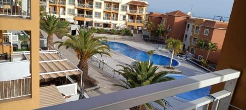 un balcone con vista sulla piscina. di Fantastic View - Callao Salvaje Tenerife South a Callao Salvaje