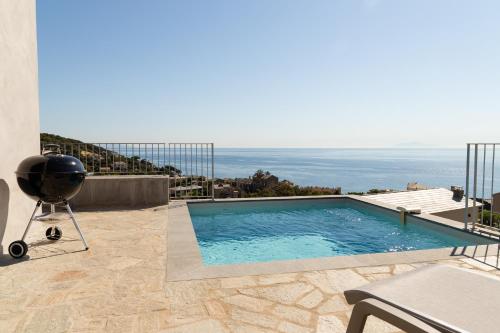 une piscine au sommet d'une maison dans l'établissement CHAPEAU LES ARTISTES, à Brando