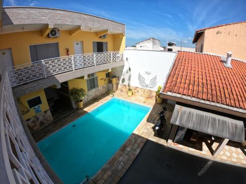 an aerial view of a house with a swimming pool at Hotel Pousada Recanto da Madá in Aparecida