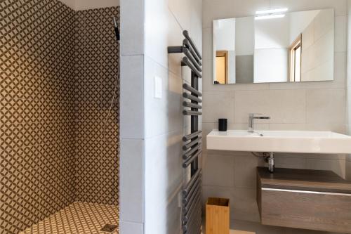 a bathroom with a sink and a mirror at CHAPEAU LES ARTISTES in Brando