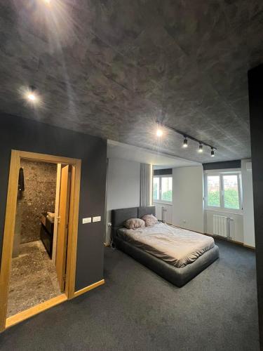 um quarto com uma cama num quarto em Lux superior apartment em Novi Sad