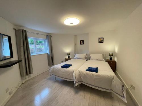 1 dormitorio con 1 cama grande y toallas azules. en The Crescent, Flat 1 - Stockport, Manchester, en Mánchester